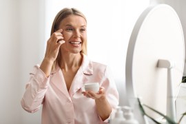 Las cremas anti-edad mejoran el cuidado de la piel a los 50 años.
